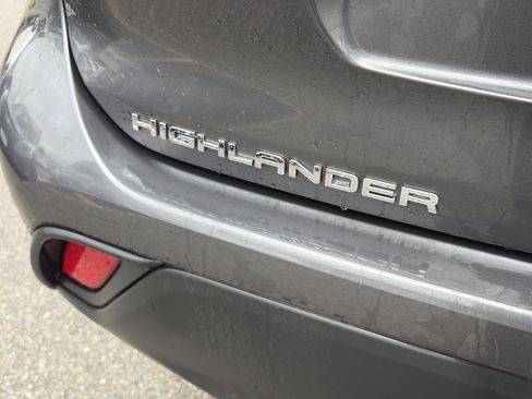 Used 2022 Toyota Highlander XLE image 11