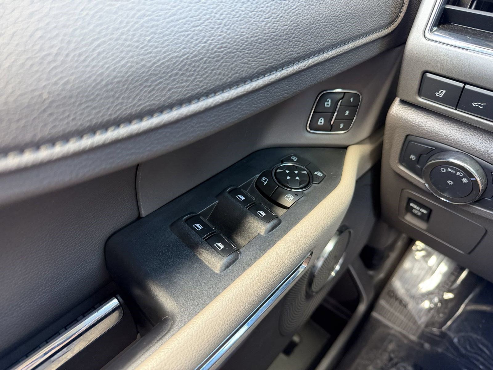 Used 2020 Ford Expedition XLT w/ Equipment Group 202A AWD/4WD image 26