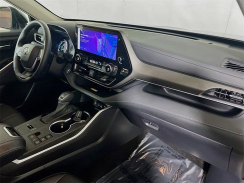 Certified 2024 Toyota Highlander XLE image 28