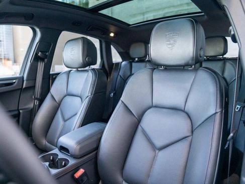 Certified 2025 Porsche Macan image 5