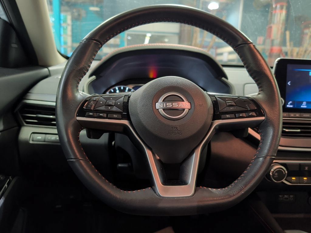 Used 2023 Nissan Altima 2.5 SR FWD image 2