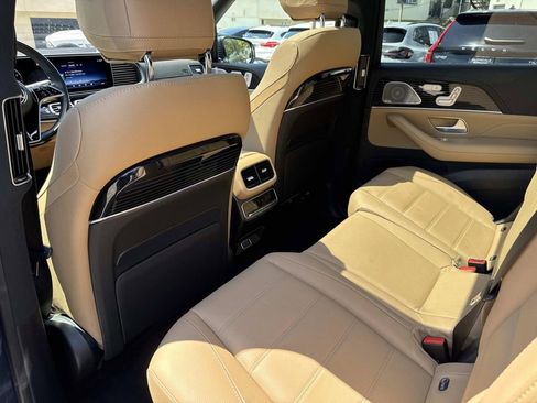 Used 2024 Mercedes-Benz GLS 580 4MATIC image 11