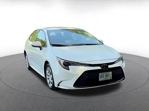 Used 2025 Toyota Corolla LE FWD image 3