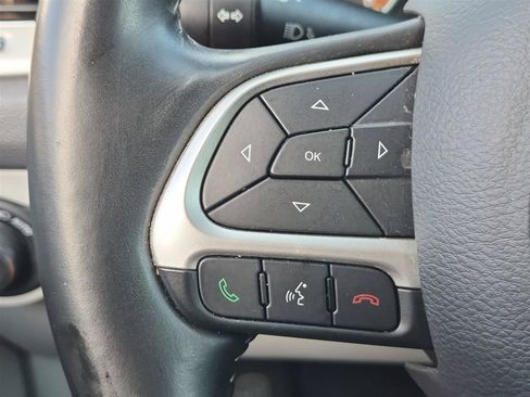 Used 2018 Jeep Compass Latitude FWD image 18