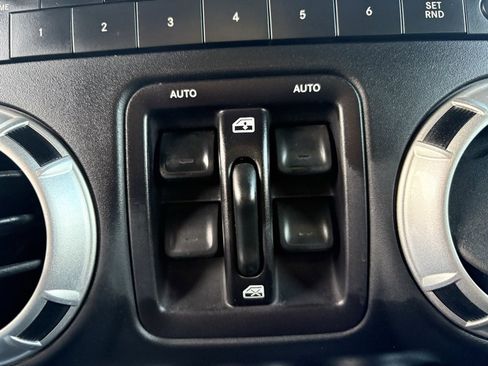 Used 2016 Jeep Wrangler Unlimited Rubicon image 27