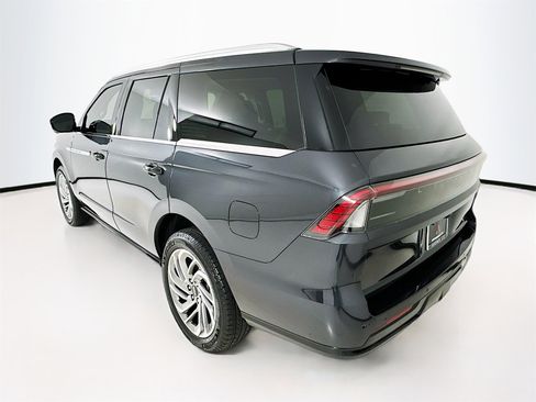 Used 2025 Lincoln Navigator Reserve image 6