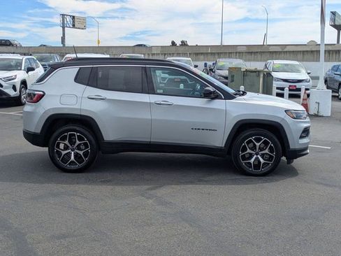 Used 2025 Jeep Compass Limited image 4