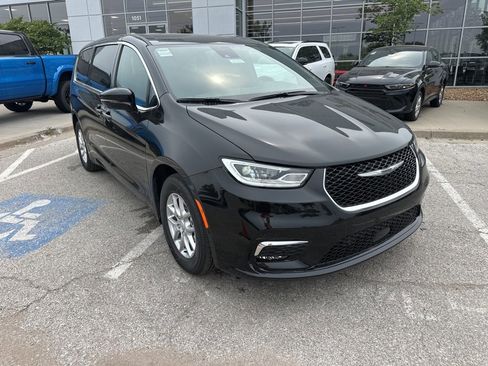 New 2026 Chrysler Pacifica Select image 7