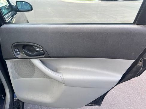 Used 2006 Ford Focus ZX4 Sedan FWD image 12