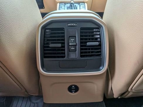 Used 2021 Porsche Macan Base image 14