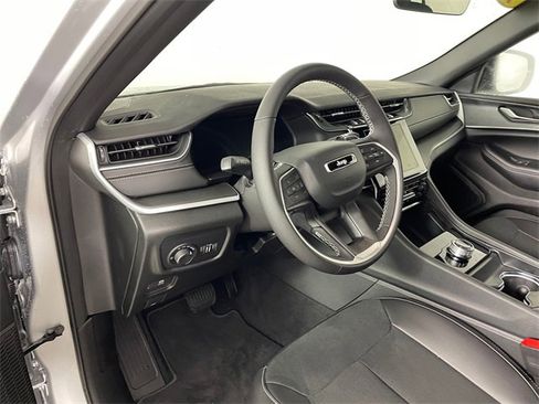 New 2025 Jeep Grand Cherokee Altitude image 2