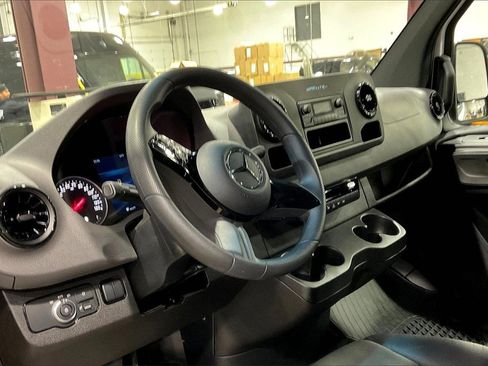 Used 2025 Mercedes-Benz Sprinter 2500 image 9