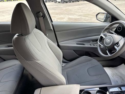 Used 2025 Hyundai Elantra SEL image 22