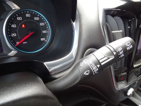 Used 2023 Chevrolet Traverse LT w/ Rear Camera Mirror Package FWD image 17