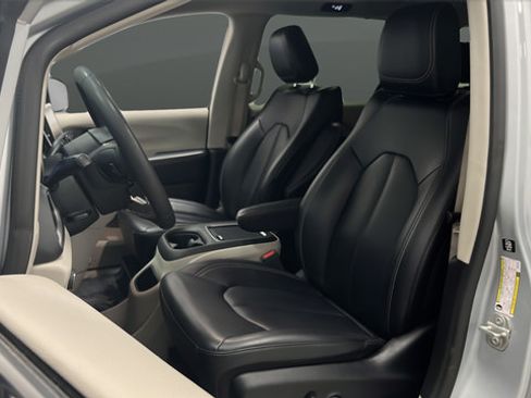 Used 2023 Chrysler Pacifica Touring-L FWD image 9