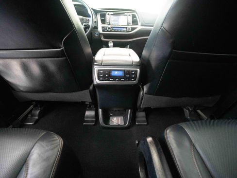 Used 2018 Toyota Highlander Limited Platinum w/ Carpet Mat Package (TMS) AWD/4WD image 22