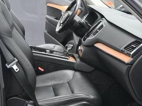 Used 2021 Volvo XC90 T6 Momentum image 10