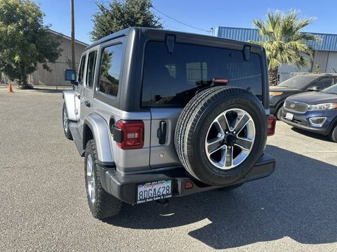 Used 2018 Jeep Wrangler Unlimited Sahara AWD/4WD image 8