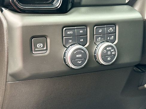 Used 2024 GMC Sierra 2500 AT4 w/ AT4 Premium Plus Package image 11