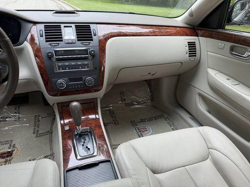 Used 2006 Cadillac DTS w/ Trunk Convenience Package FWD image 20