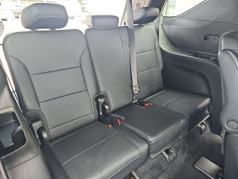 Used 2025 Chevrolet Traverse LT FWD image 12