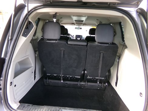 Used 2016 Chrysler Town & Country Touring image 19