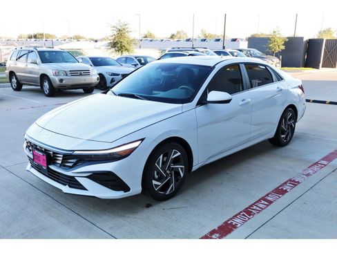 Certified 2025 Hyundai Elantra SEL image 4