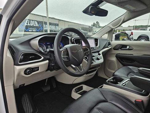 Used 2023 Chrysler Pacifica Touring-L FWD image 13