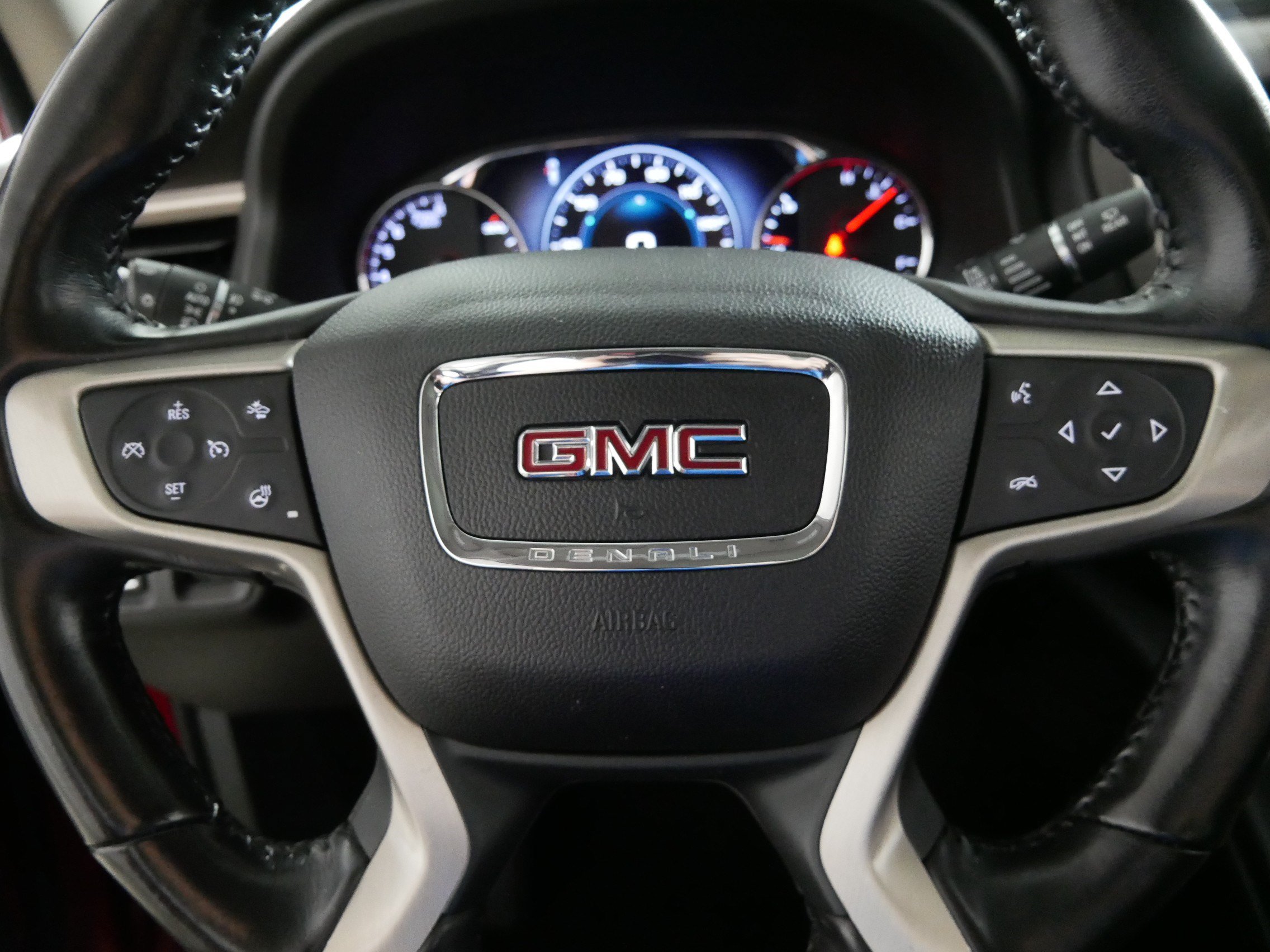 Used 2019 GMC Acadia Denali w/ Technology Package AWD/4WD image 25