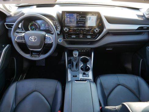 Used 2021 Toyota Highlander Platinum image 10