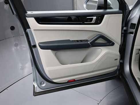 Certified 2021 Porsche Cayenne S image 15