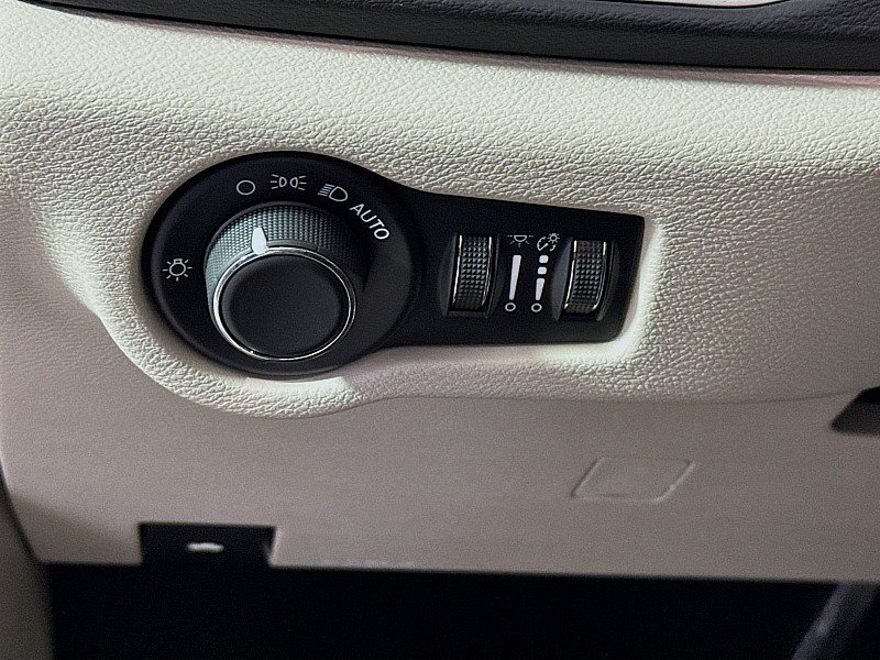 Used 2023 Chrysler Voyager LX FWD image 10