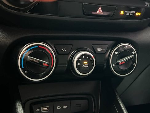 Certified 2022 Hyundai Venue SE image 21