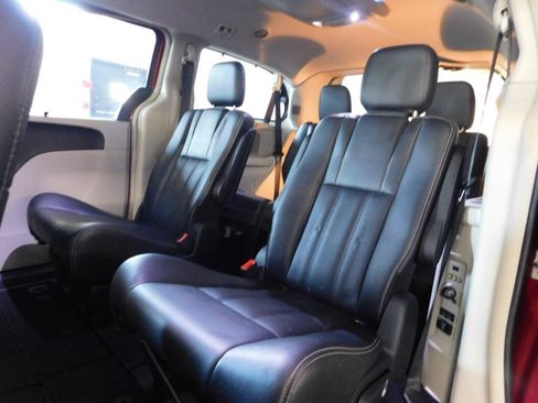 Used 2013 Chrysler Town & Country Touring-L w/ Driver Convenience Group FWD image 12