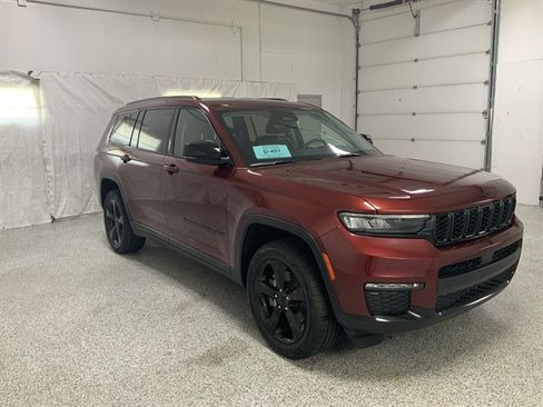 Used 2023 Jeep Grand Cherokee L Limited w/ Black Appearance Package AWD/4WD image 4