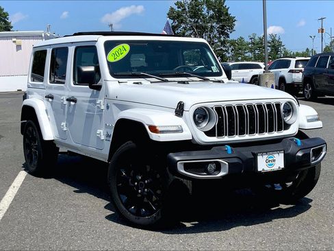 Certified 2024 Jeep Wrangler Unlimited Sahara w/ Technology Group AWD/4WD image 2