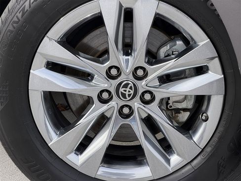 Used 2023 Toyota Sienna XLE image 10