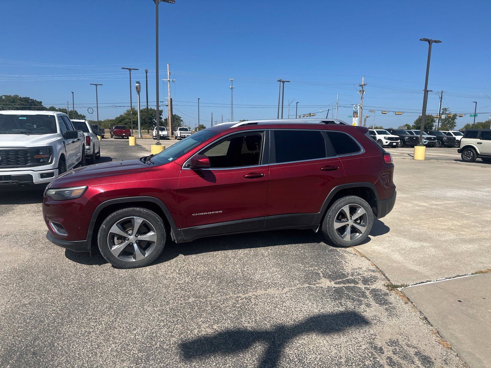 Used 2019 Jeep Cherokee Limited w/ Technology Group FWD image 2