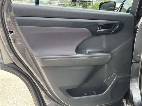 Used 2020 Toyota Highlander LE FWD image 17