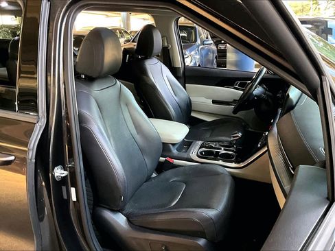 Used 2022 Kia Carnival SX Prestige image 8