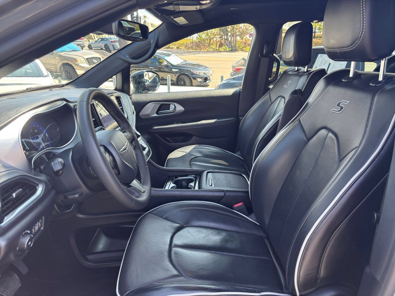Used 2025 Chrysler Pacifica Limited FWD image 29