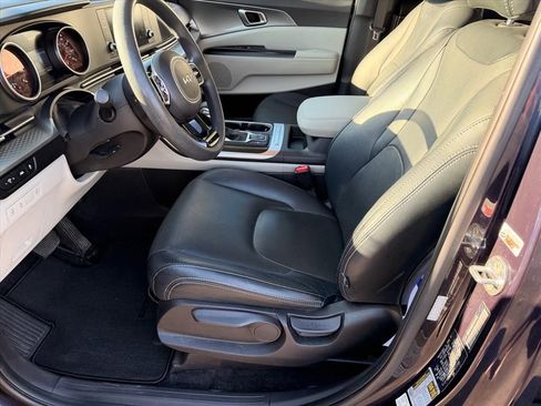 Used 2023 Kia Carnival LX FWD image 12