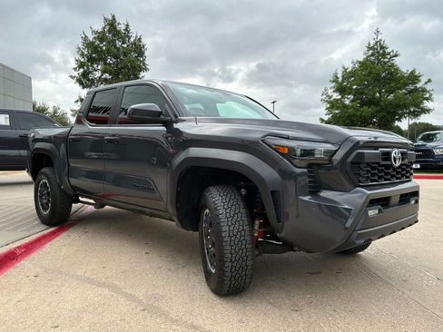 Used 2025 Toyota Tacoma TRD Off-Road AWD/4WD image 4