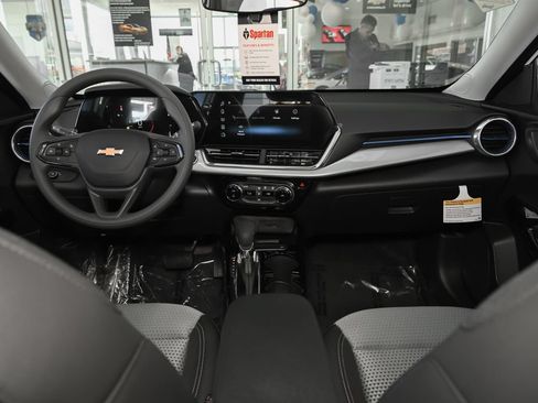 Used 2026 Chevrolet Trax LT w/ Sunroof Package FWD image 18