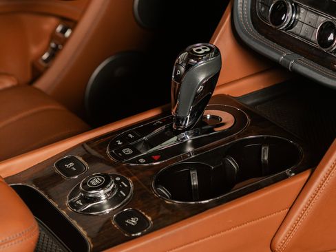 Used 2019 Bentley Bentayga image 25