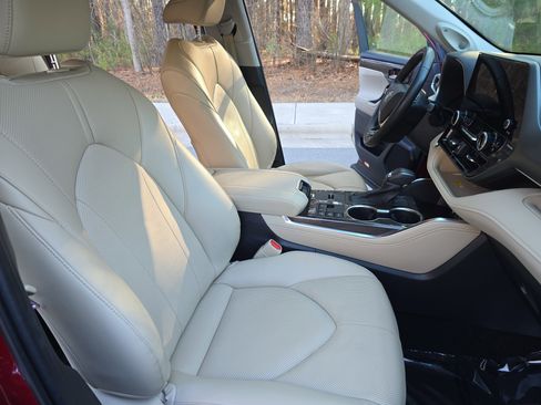 Used 2023 Toyota Highlander Limited image 10
