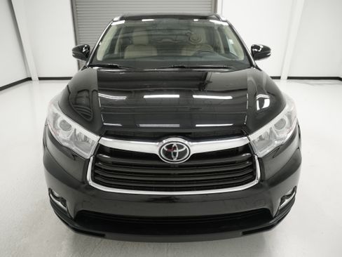 Used 2016 Toyota Highlander Limited Platinum FWD image 2