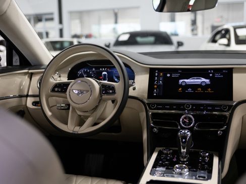Used 2023 Bentley Flying Spur Plug-In Hybrid AWD/4WD image 27