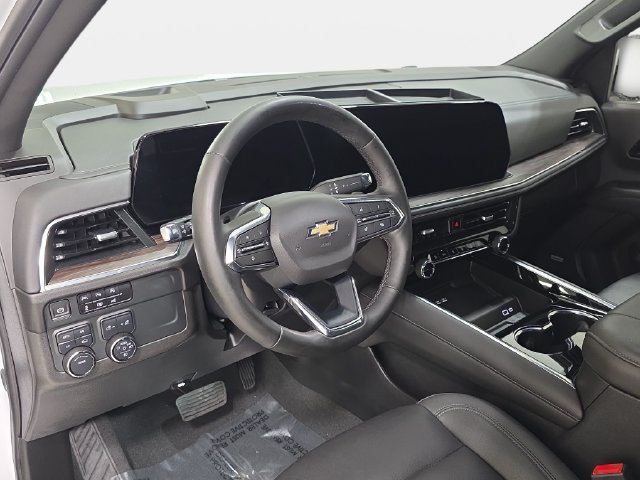 Used 2025 Chevrolet Suburban LT w/ Comfort Package AWD/4WD image 16