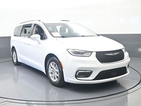 Used 2022 Chrysler Pacifica Touring-L FWD image 9